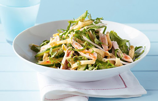 Λαχταριστή σαλάτα από noodles ρυζιού και γαρίδες