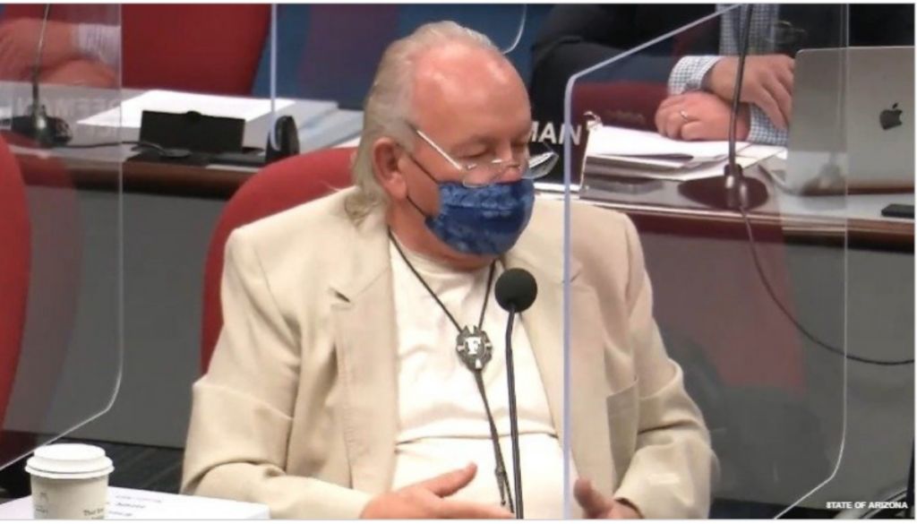 Νομοθέτης στην Αριζόνα συγκρίνει τα τρανς άτομα με ζώα (και τρώει κράξιμο)