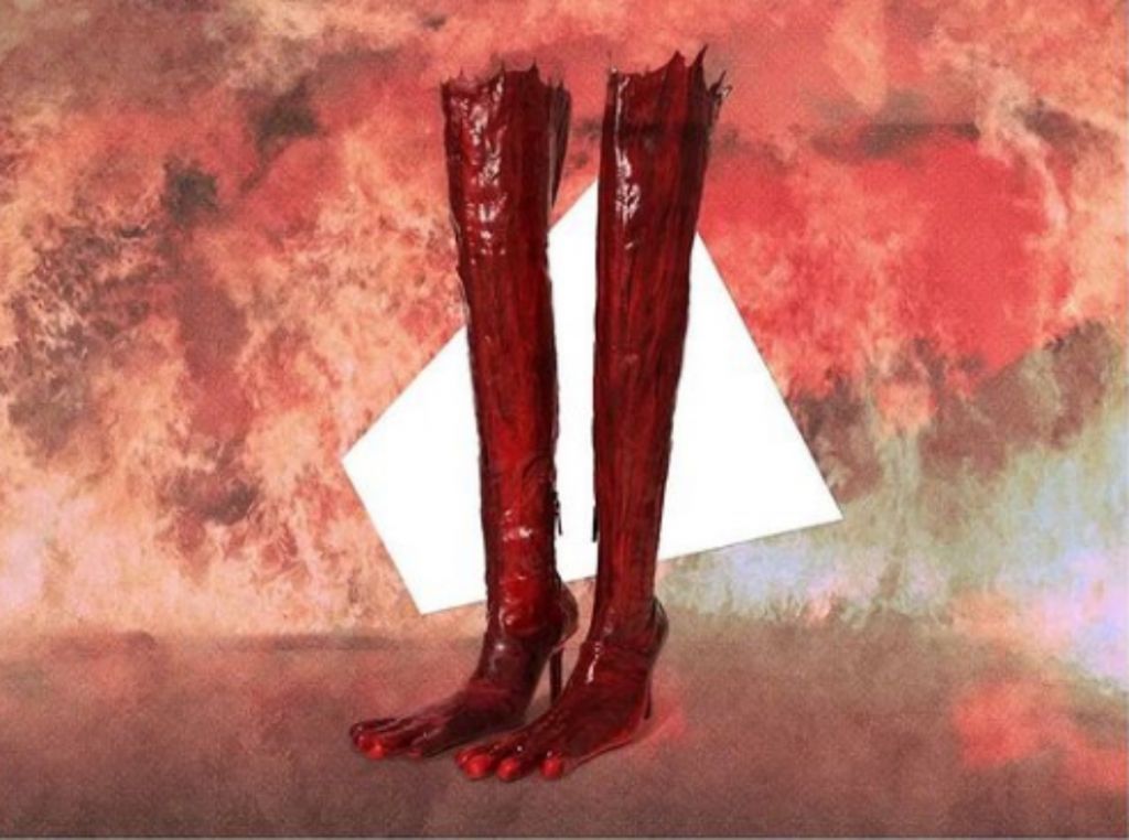 Αυτό το «ματωμένο» ζευγάρι μπότες είναι η νέα fashion εμμονή (για κάποιον λόγο)