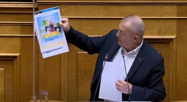 Παφίλης : Κατέθεσε στη Βουλή τις σεξιστικές αφίσες της ΔΑΠ