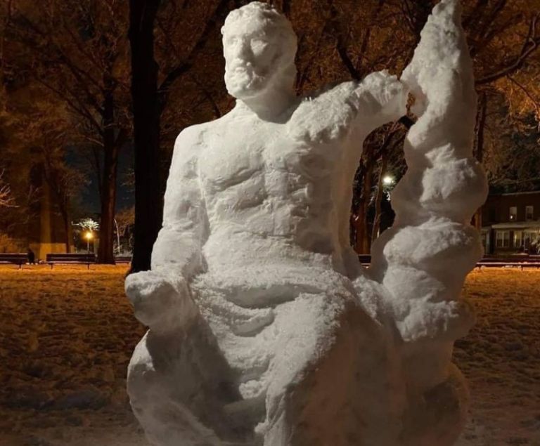 Ένας «Ιπποκράτης» από χιόνι προστατεύει την Νέα Υόρκη