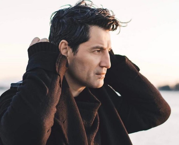 Σάκης Ρουβάς : Μετατρέπει το σαλόνι του σε πλατό για του Αγίου Βαλεντίνου