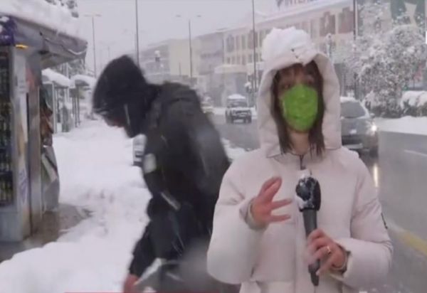 Μήδεια : «Επίθεση» με χιονόμπαλα σε δημοσιογράφο on air