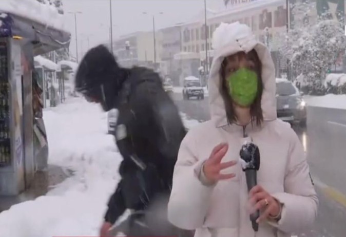 Μήδεια : «Επίθεση» με χιονόμπαλα σε δημοσιογράφο on air