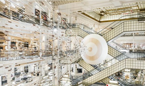 «L’Anazone Érogène», μια εντυπωσιακή εγκατάσταση στο Le Bon Marché