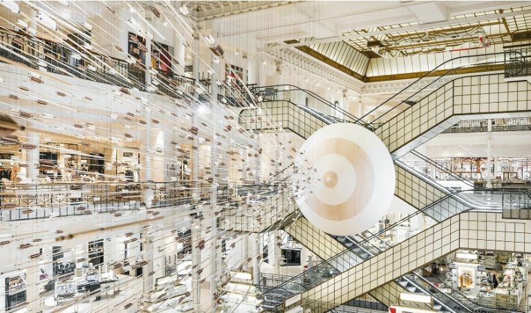 «L’Anazone Érogène», μια εντυπωσιακή εγκατάσταση στο Le Bon Marché