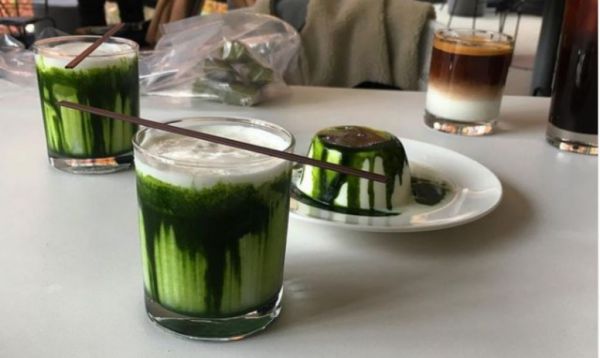 Πως θα φτιάξετε μόνοι σας το viral matcha latte ρόφημα