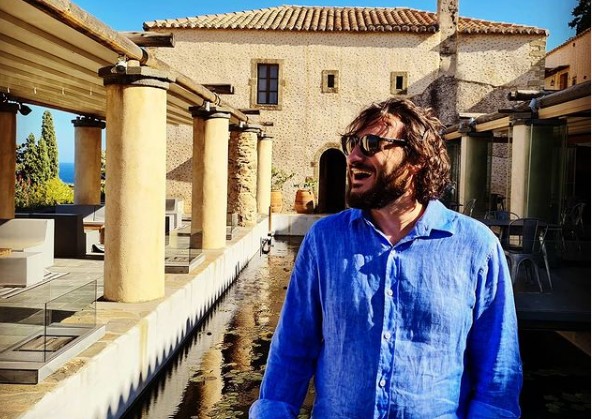 Βασίλης Χαραλαμπόπουλος : Ντύνεται… Μπέρνι Σάντερς και ξετρελαίνει το Instagram