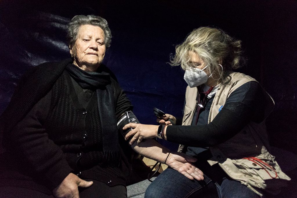 Σεισμός στην Ελασσόνα : Οι Γιατροί του Κόσμου δίπλα στους σεισμόπληκτους – Η σπαρακτική ιστορία ενός τετραπληγικού παιδιού