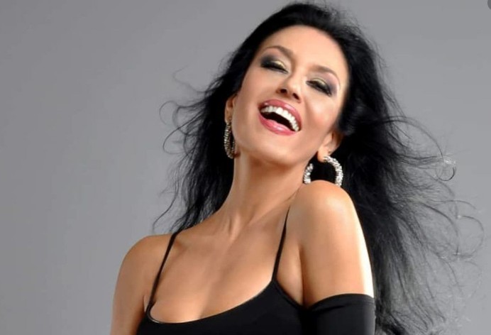 Ελένη Φιλίνη : «Πήγα να δοκιμάσω τα ρούχα, βγαίνω και τον βρίσκω ολόγυμνο μπροστά μου»