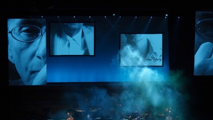 «Μαλαματένια λόγια»: Ο Μάνος Ελευθερίου ξεδιπλώνει τη ζωή του βήμα προς βήμα