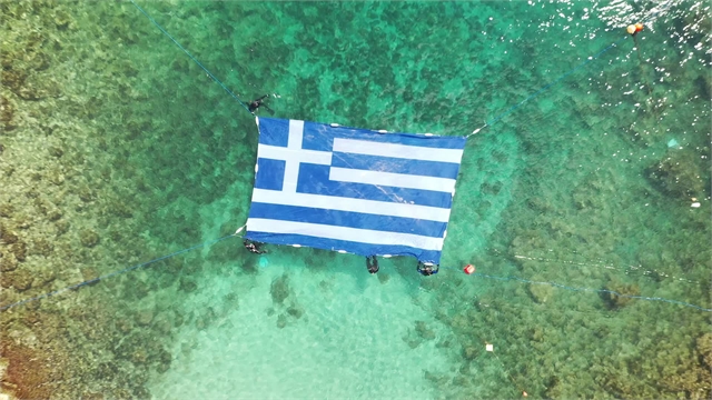 Η γαλανόλευκη κυματίζει περήφανα στη θάλασσα του Πειραιά και στο Δημοτικό Θέατρο