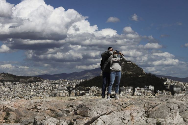 Κοροναϊός : Πανδημία σε ρυθμούς κορύφωσης, ΕΣΥ σε ρυθμούς ασφυξίας