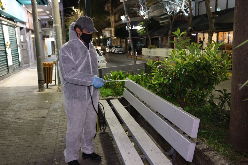 Απολύμανση δημόσιων χώρων από τον Δήμο Πειραιά