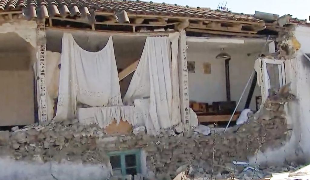 Σεισμός – Ελασσόνα: Σοκαριστικές φωτογραφίες από το σπίτι που εγκλωβίστηκε ηλικιωμένος