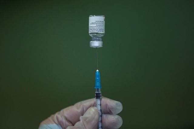 Κοροναϊός : Συμμαχία κολοσσών για διπλάσια παραγωγή εμβολίων