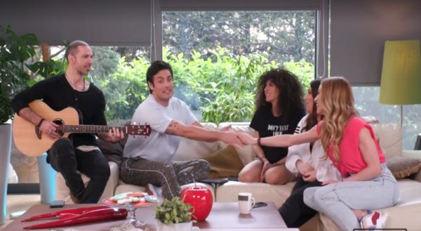 Κώστας Μαρτάκης : «Αποκαλύπτεται» στις Roomies – Το καινούριο τραγούδι του