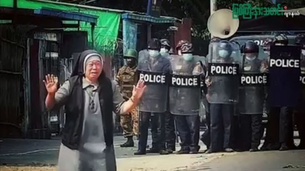 Μιανμάρ : «Είμαι έτοιμη να πεθάνω» – Η ιστορία καλόγριας που γονάτισε μπροστά σε στρατιώτες