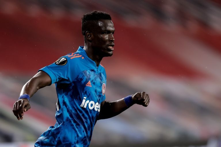 Αγωνία στον Ολυμπιακό: Αλλαγή με πόνους στη μέση ο Μπα