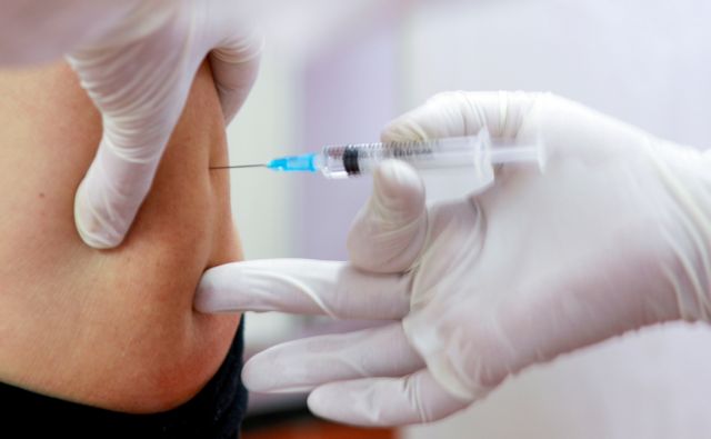 Κοροναϊός : Ο Ηλίας Μόσιαλος βάζει τέλος στις θεωρίες συνωμοσίας περί εμβολίου και θανάτων