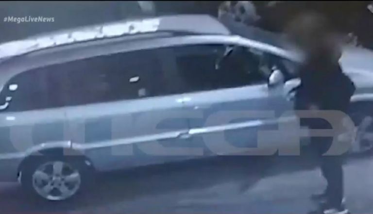 Βίντεο ντοκουμέντο: Σκάνε το λάστιχο και κλέβουν τσάντες – Το απίστευτο κόλπο των επιτήδειων