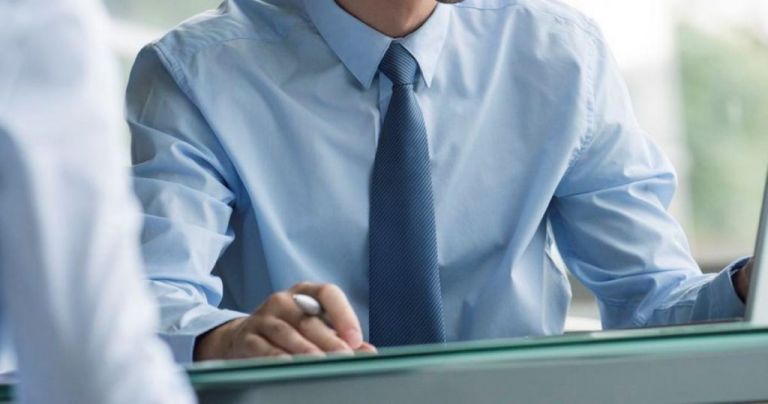 «Μαϊμού» τραπεζικός υπάλληλος άρπαξε από γυναίκα 5.200 ευρώ