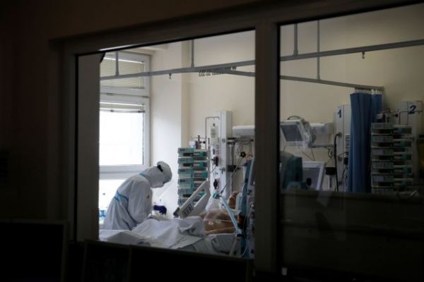 Κοροναϊός : «Στενάζουν» τα νοσοκομεία με 1.394 εισαγωγές το τριήμερο – Πότε αναμένεται η κορύφωση του τρίτου κύματος