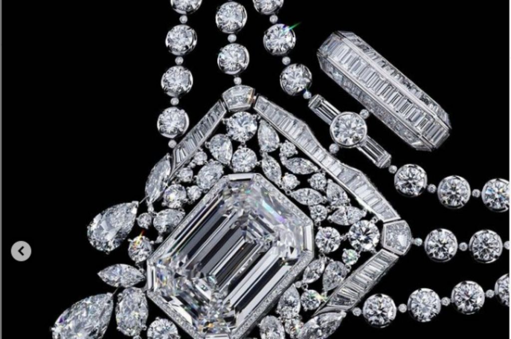 Το νέο κολιέ 55,55 καρατίων της Chanel είναι αφιερωμένο στο άρωμα Νο 5