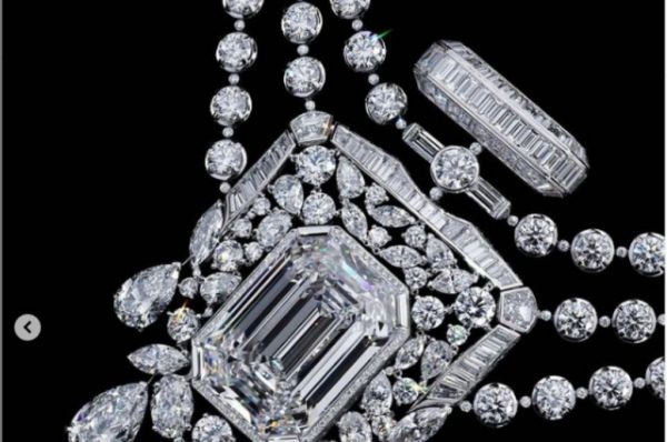 Το νέο κολιέ 55,55 καρατίων της Chanel είναι αφιερωμένο στο άρωμα Νο 5