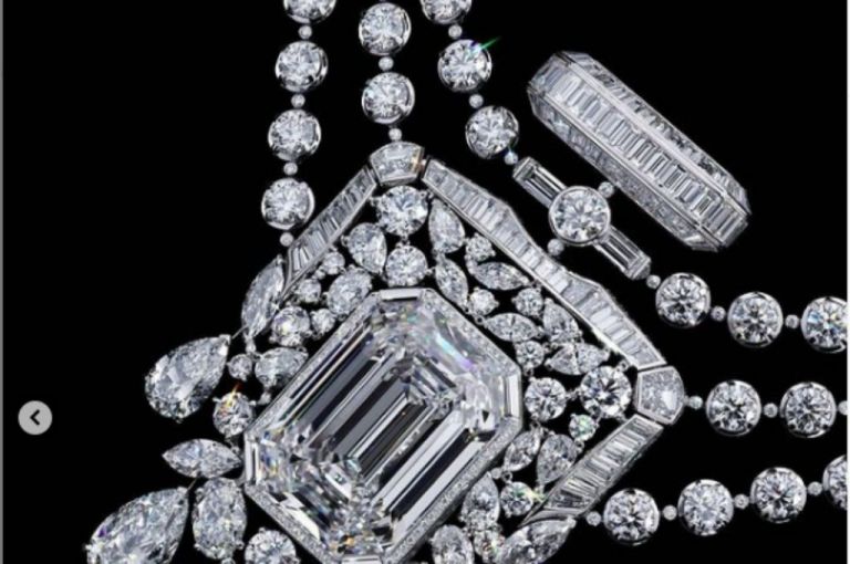Το νέο κολιέ 55,55 καρατίων της Chanel είναι αφιερωμένο στο άρωμα Νο 5
