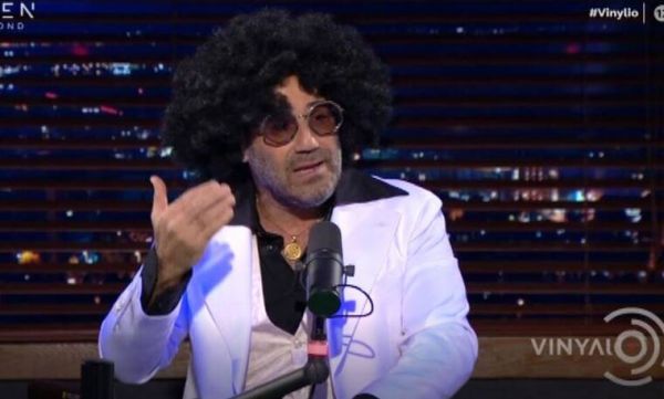 Βινύλιο : Ο Αντώνης Κανάκης «έριξε» το Twitter – Η μεταμφίεση που θύμισε Θέμη Αδαμαντίδη