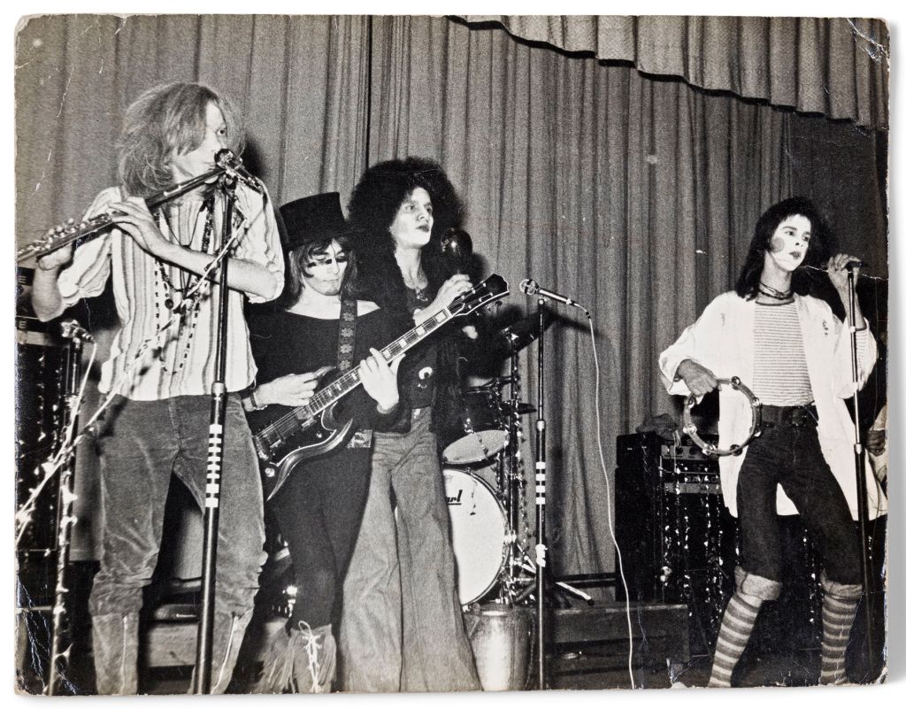 Nick Cave: Σπάνιες φωτογραφίες, στίχοι και σκίτσα σε βιβλίο για τη ζωή του