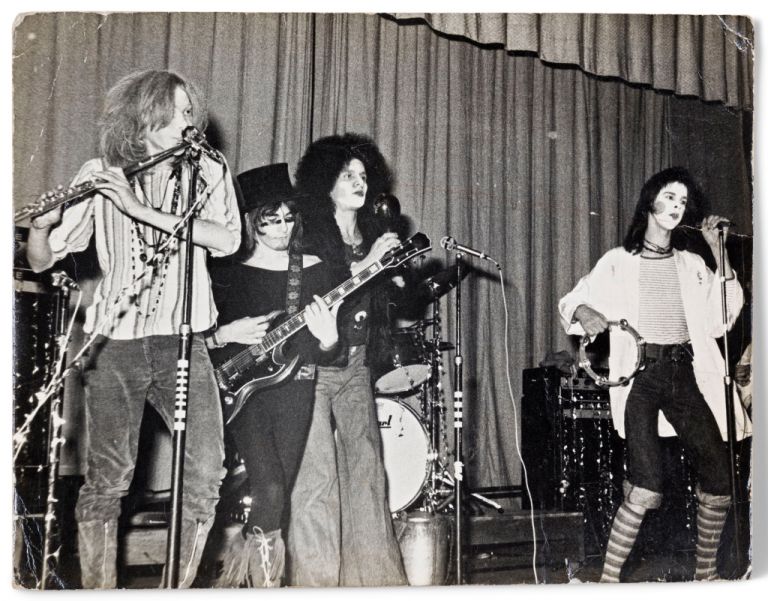 Nick Cave: Σπάνιες φωτογραφίες, στίχοι και σκίτσα σε βιβλίο για τη ζωή του