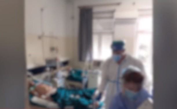 Εικόνες σοκ από το Κρατικό Νίκαιας – Εκτός ΜΕΘ διασωληνωμένοι με κοροναϊό δίπλα σε άλλους ασθενείς