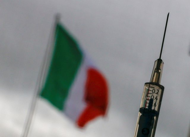 Ιταλία – Κοροναϊός: Χωρίς μισθό υγειονομικοί που αρνήθηκαν να εμβολιαστούν