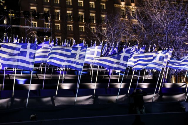 25η Μαρτίου : Φωταγωγήθηκαν 200 σημαίες στην Πλατεία Συντάγματος για την επετειακή παρέλαση