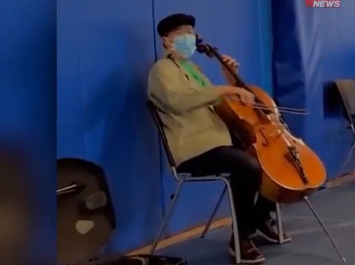 Κοροναϊός : Το ιδιαίτερο «ευχαριστώ» προς τους γιατρούς που τον εμβολίασαν