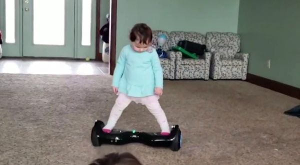 Αυτή η πιτσιρίκα είναι… master στο Hoverboard