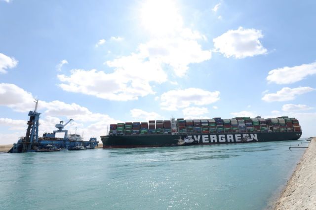 Σουέζ : Κινείται η πρύμνη του πλοίου που έφραξε τη Διώρυγα