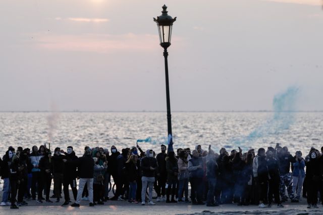 Κοροναϊός – Θεσσαλονίκη : Συνωστισμός ξανά στο ίδιο καφέ – μπαρ στην παραλία
