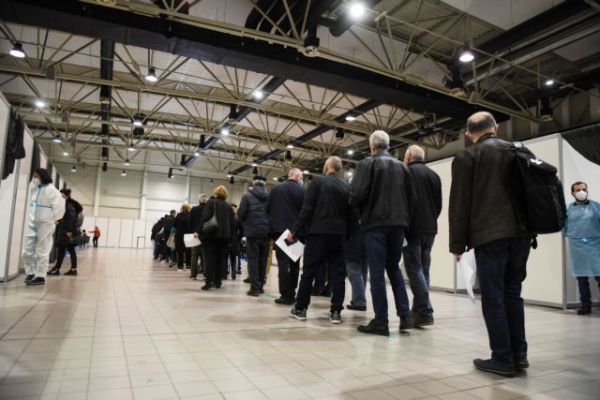 Κοροναϊός : Ουρές για ένα εμβόλιο – Χαμός στη Σερβία από υπηκόους γειτονικών χωρών