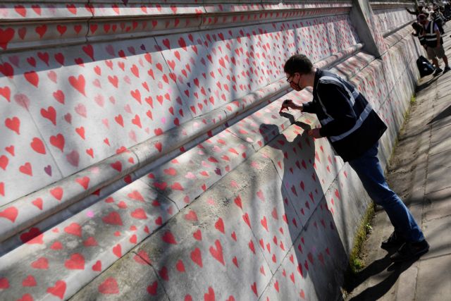Κοροναϊός – Βρετανία : Συγγενείς θυμάτων της πανδημίας ζωγραφίζουν 150.000 καρδιές