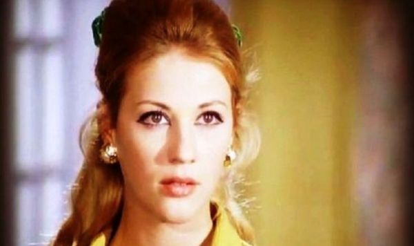 Ζωή Λάσκαρη : Η ιστορική φωτογράφιση με τέσσερις άνδρες που άφησε εποχή