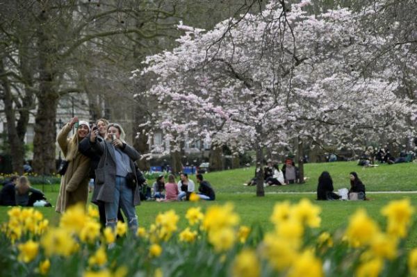 Lockdown : «Βούλιαξαν» από κόσμο τα πάρκα και οι παραλίες στην Ευρώπη