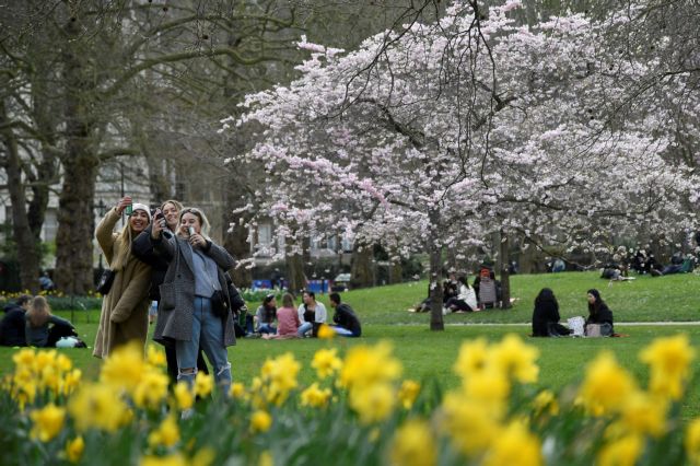 Lockdown : «Βούλιαξαν» από κόσμο τα πάρκα και οι παραλίες στην Ευρώπη