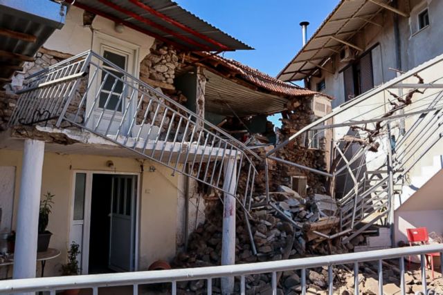 Σεισμός - Ελασσόνα : Η στιγμή του απεγκλωβισμού ηλικιωμένου