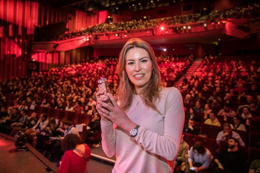 Φάραχ Ναμπούλσι: Ποια είναι η πρώην τραπεζικός που διεκδικεί Όσκαρ;