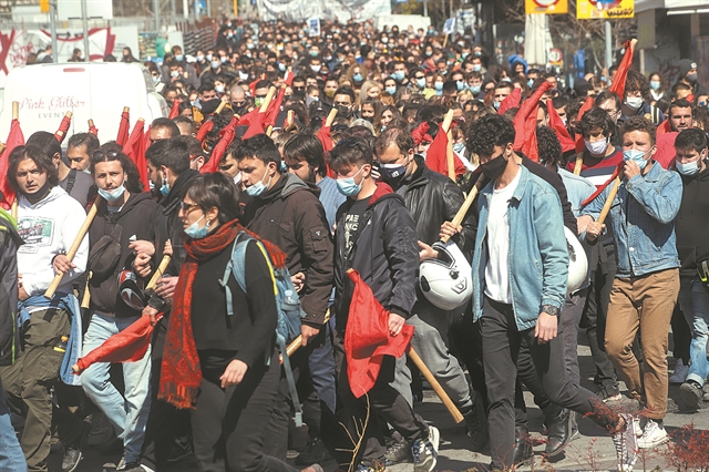 Στη φάση του παλιμπαιδισμού