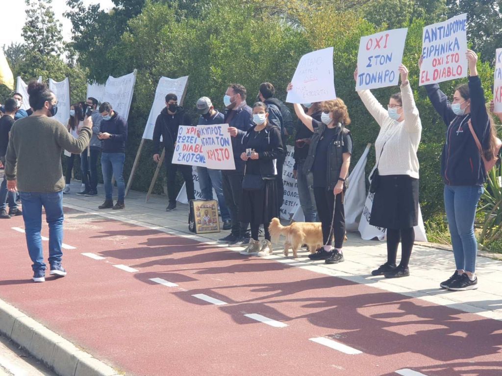 «El diablo» : Σταυροφορία…κατά του «El diablo» έξω από τα γραφεία του ΡΙΚ