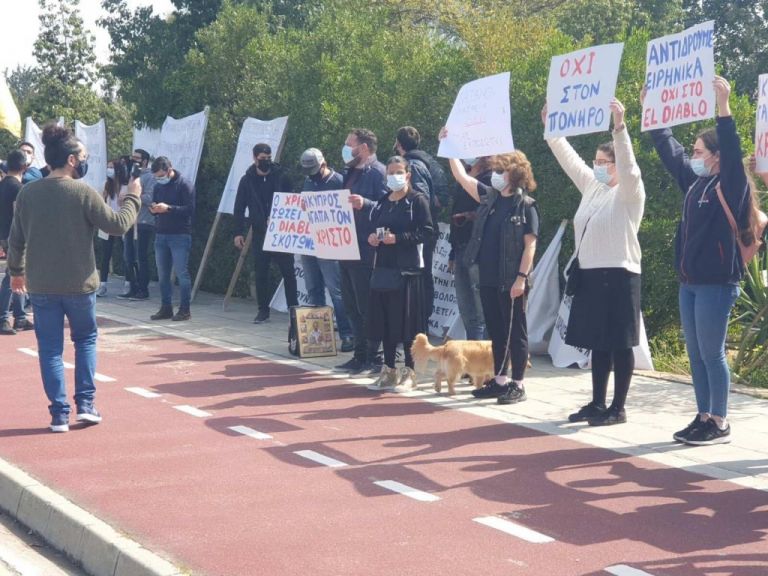 «El diablo» : Σταυροφορία…κατά του «El diablo» έξω από τα γραφεία του ΡΙΚ